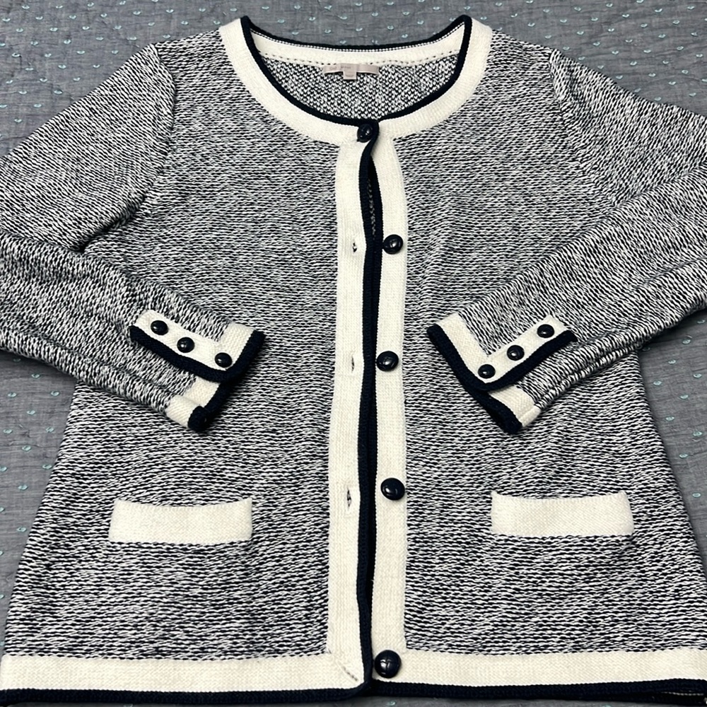 GAP M White Navy Blue Classic Cardigan Sweater xtra details Jacquard buttons